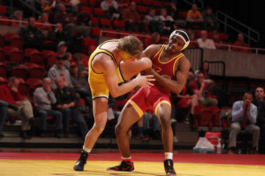 Lelund+Weatherspoon%2C+redshirt+junior%2C+grabs+the+leg+of+an+opponent+at+the+match+against+University+of+Wyoming+on+Dec.+12.