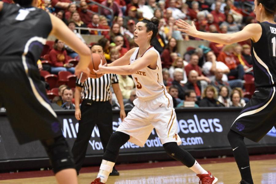 Sophomore+guard+Emily+Durr+passes+the+ball+at+the+womens+basketball+game+against+Kansas+State+on+Feb.+24.