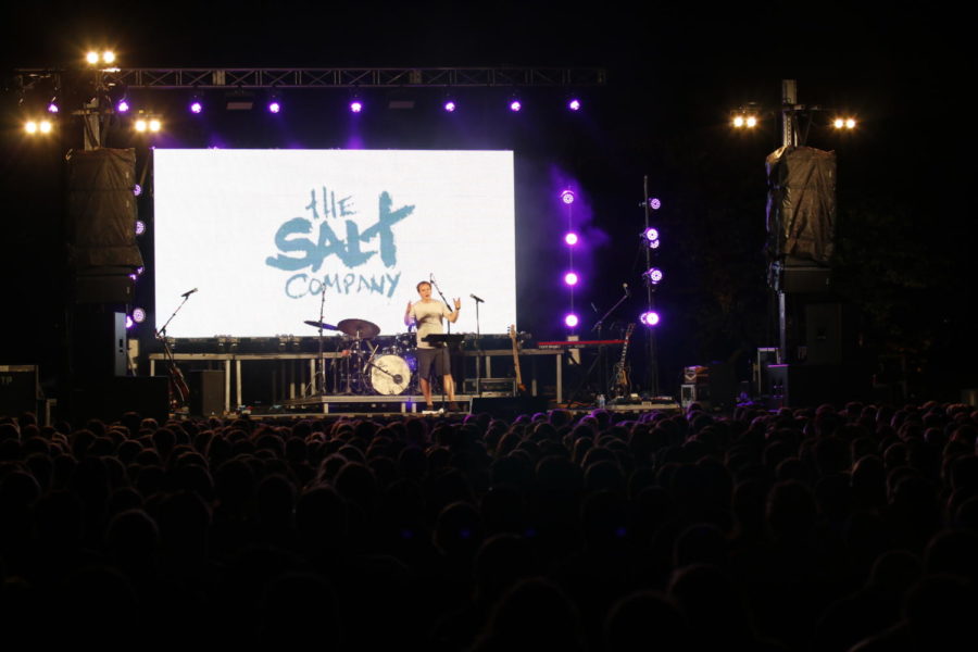 Hundreds+of+students+gathered+at+The+Salt+Companys+kickoff+event+on+the+south+Campanile+lawn+Aug.+28.+The+kickoff+featured+a+live+band+performance+and+director+Mark+Vance%2C+who+gave+a+sermon+to+the+crowd.