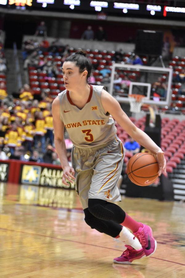 Sophomore+guard+Emily+Durr+dribbles+down+the+court+at+the+Texas+Tech+game+on+Feb.+17.+ISU+won+77-48.