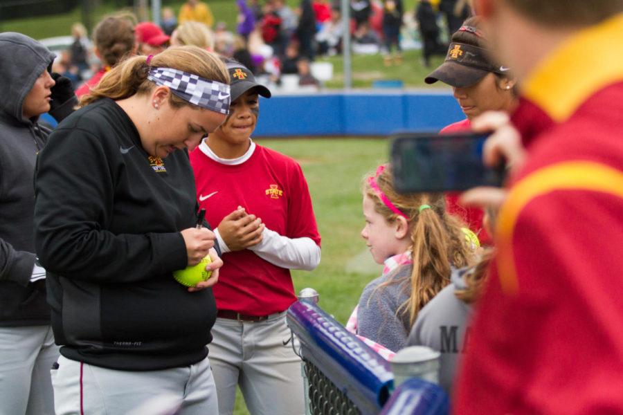 Cyclone+softball+players+sign+softballs+in+between+games+of+the+Big+4+Classic%2C+on+Oct.+4.%C2%A0