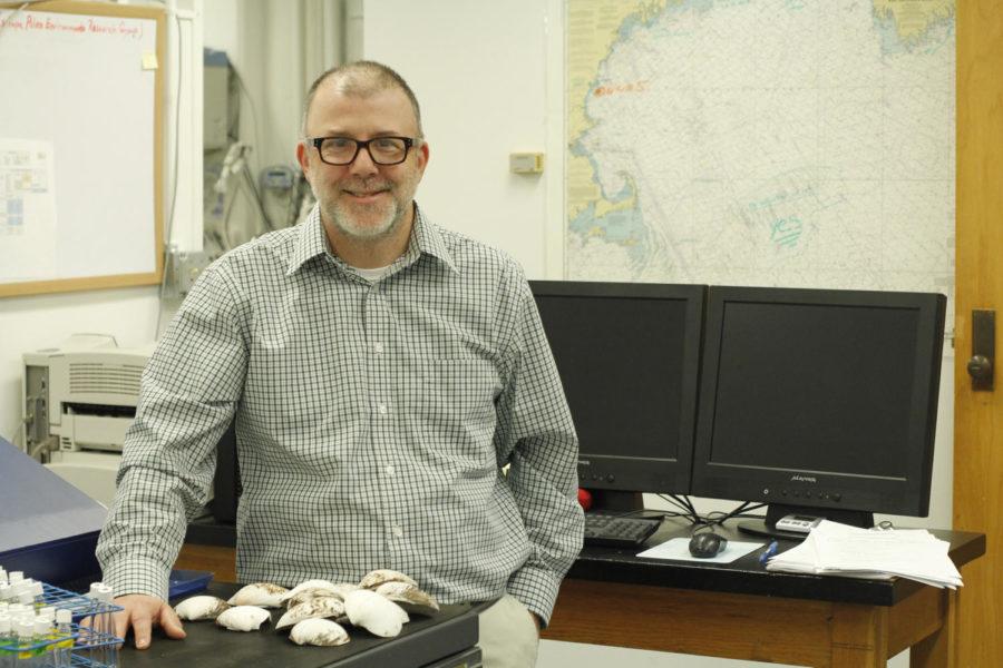 Alan+Wanamaker+poses+with+ocean+quahogs.+The+quahogs+were+used+as+proxy+specimens+for+his+research+on+ocean+climate+change.
