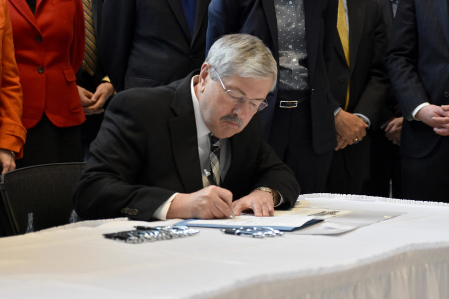 Gov.+Branstad+signs+a+bill+for+a+tax+credit+program+at+the%C2%A0Sukup+Atrium+on+campus+April+6.