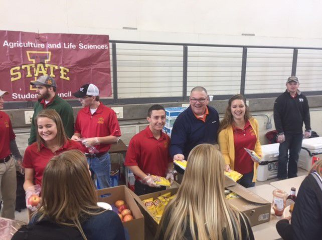 Members of CALS Student Council and Smithfield Foods serve a free lunch to Iowa State students and faculty.  