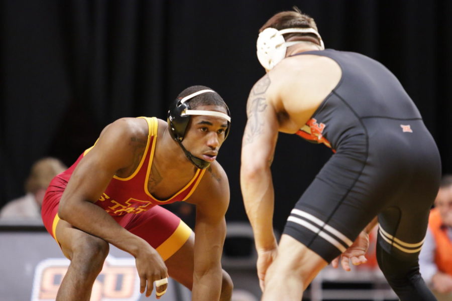 Lelund+Weatherspoon%2C+an+Iowa+State+RSr.%2C+takes+on+his+opponent+Kyle+Crutchmer+in+the+174+pound+weight+division.+Weatherspoon+lost+the+match+in+a+close+contest+3-2.