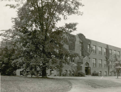 Mackay Hall shortly after construction in 1910.