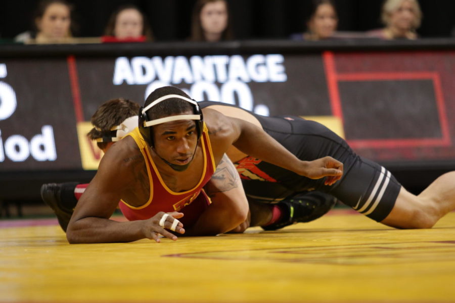 Lelund+Weatherspoon%2C+an+Iowa+State+RSr.%2C+loses+his+position+against+his+opponent+Kyle+Crutchmer+in+the+174+pound+weight+division.+Weatherspoon+lost+the+match+in+a+close+contest+3-2.