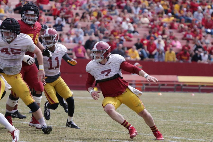 Former+quarterback+turned+mike+linebacker%2C+Joel+Lanning%2C+now+the+quarterback+of+the+defense%2C+turns+the+corner+as+he+goes+in+for+the+tackle+at+the+2017+Cyclone+Football+spring+game.+Lanning+contributed+with+big+tackles+and+even+returned+a+interception+for+a+touchdown.%C2%A0