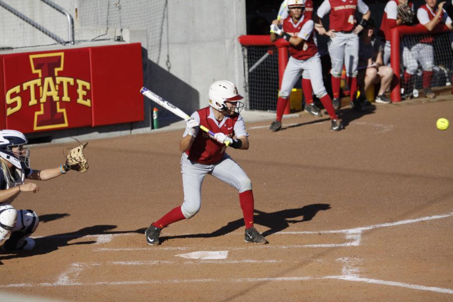 Iowa+State+senior+Kelsey+McFarland+gets+ready+to+bunt+in+the+second+inning+against+Iowa+Central+Sept.+27%2C+2016.