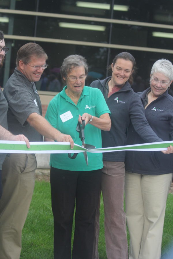 Mayor Campbell cuts the ribbon with help from her staff