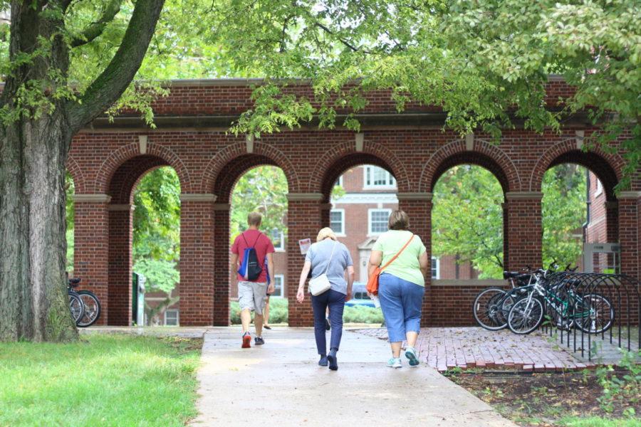 New students checking out the arches with family.