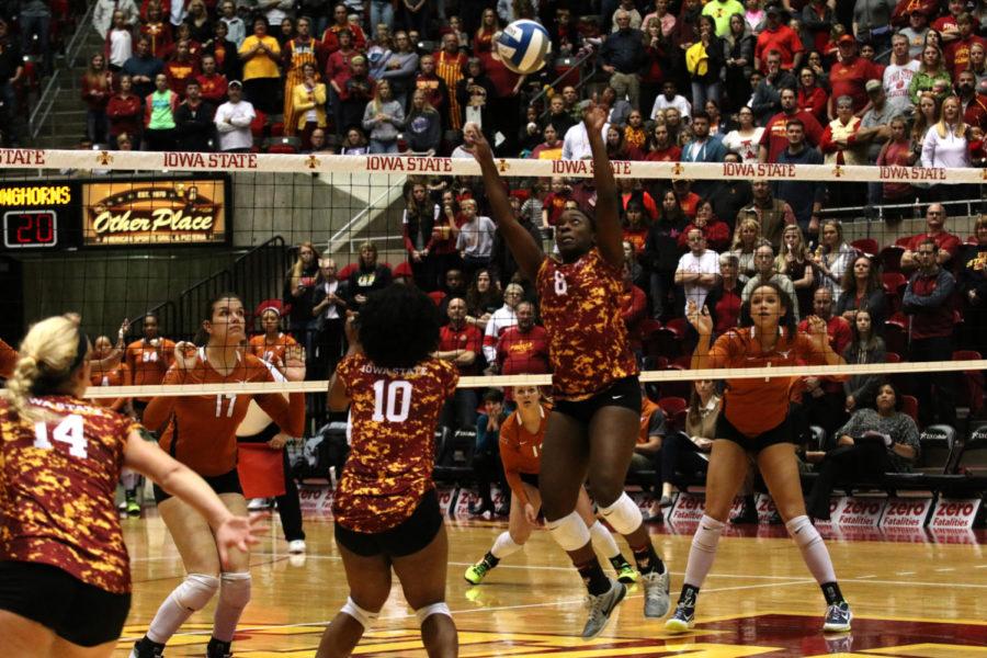 Monique+Harris+sets+up+the+ball+for+her+teammates.%C2%A0Iowa+State+went+on+to+beat+the+Texas+Longhorns+3-2+on+Nov.+12.