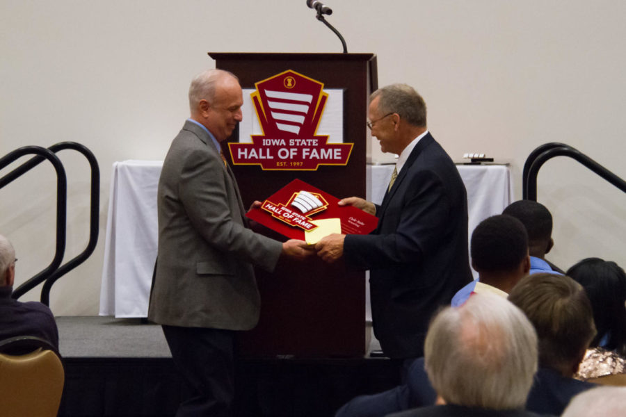 Dave+Bahr+receives+his+Iowa+State+University+Hall+of+Fame+award+from+I+HAVE+NO+IDEA+during+the+2015+Iowa+State+University+Hall+of+Fame+inductions%2C+on+Oct.+16+in+the+Alumni+center.%C2%A0