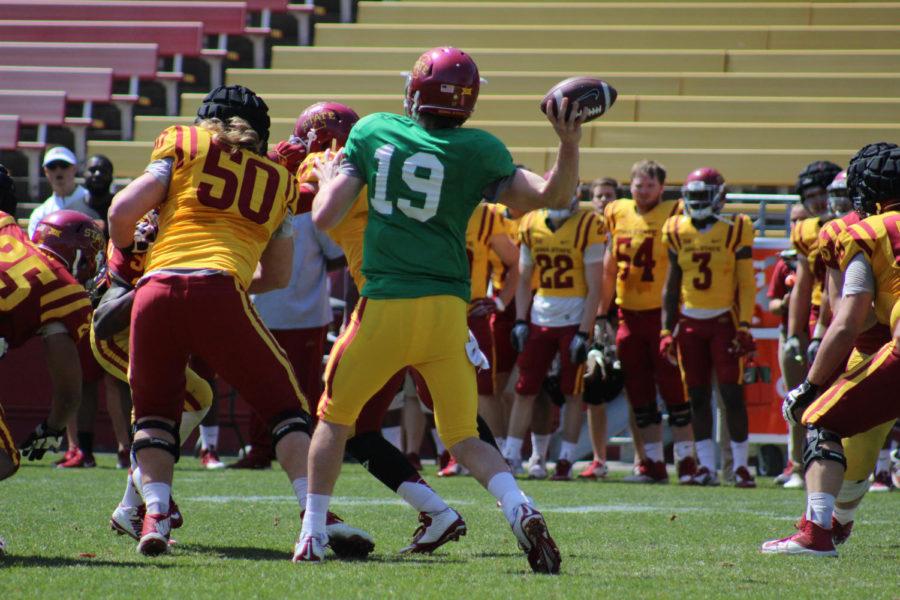 Redshirt+junior+quarterback+Kyle+Kempt+throws+the+football+at+the+spring+football+game+on+Apr.+16.