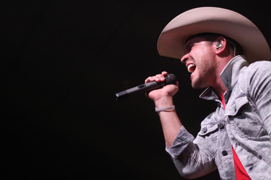 Dustin+Lynch+sings+in+the+Hansen+Agriculture+Student+Learning+Center+on+Oct.+11.%C2%A0