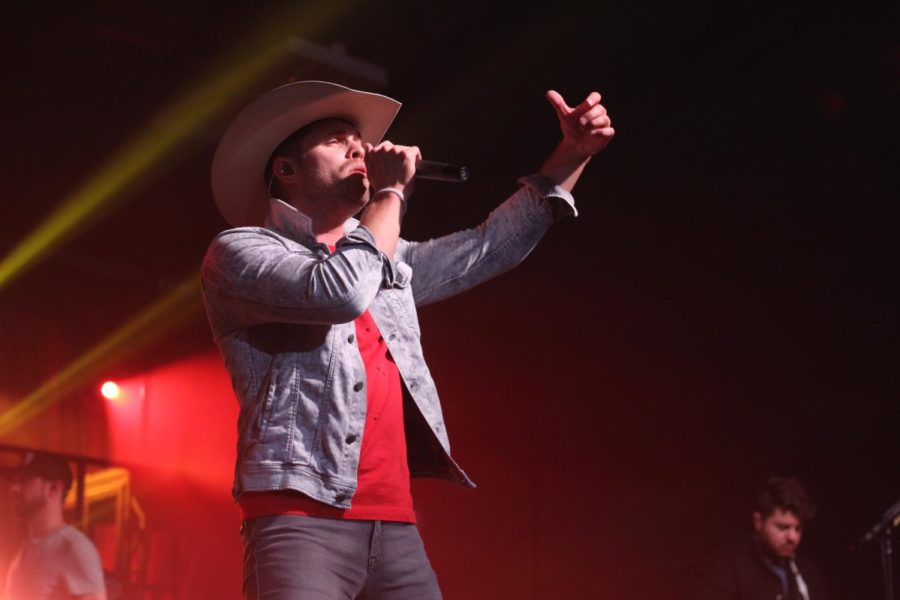 Dustin Lynch performs in the Hansen Agriculture Student Learning Center on Oct. 11. 