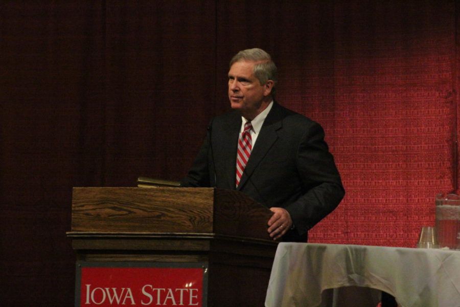 Tom+Vilsack%2C+former+Iowa+Governor+and+Secretary+of+Agriculture%2C+speaking+to+Iowa+State+students%C2%A0about+the+needs+and+future+of+Americas%C2%A0agriculture+industry+at+the+Memorial+Union+on+Nov.+16%2C+2017.