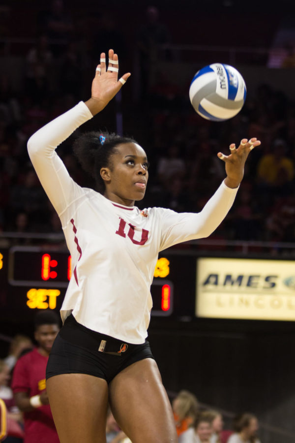 Junior+Grace+Lazard%C2%A0serves+the+ball+Oct.+4.+Baylor+defeated+Iowa+State+in+three+consecutive+sets.