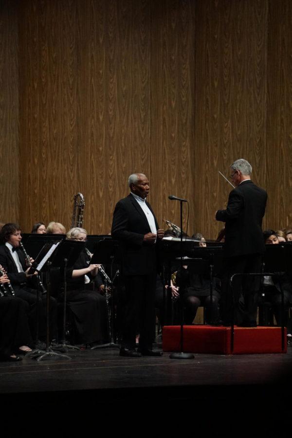 Bass-baritone Simon Estes performed "Carmen" and "Ol' Man River" with the band. While he sang the lyrics, the band backed him up, creating a beautiful atmosphere.