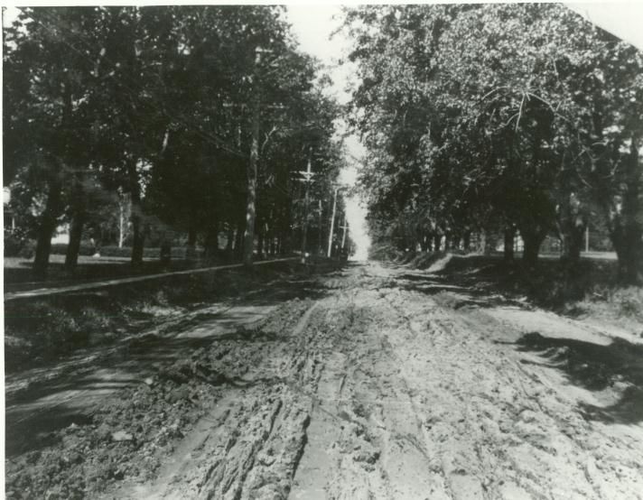 Lincoln+Way+pictured+from+the+east+in+1915.