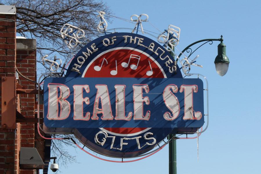Beale_St._Gifts%2C_Memphis_USA_-_panoramio.jpg