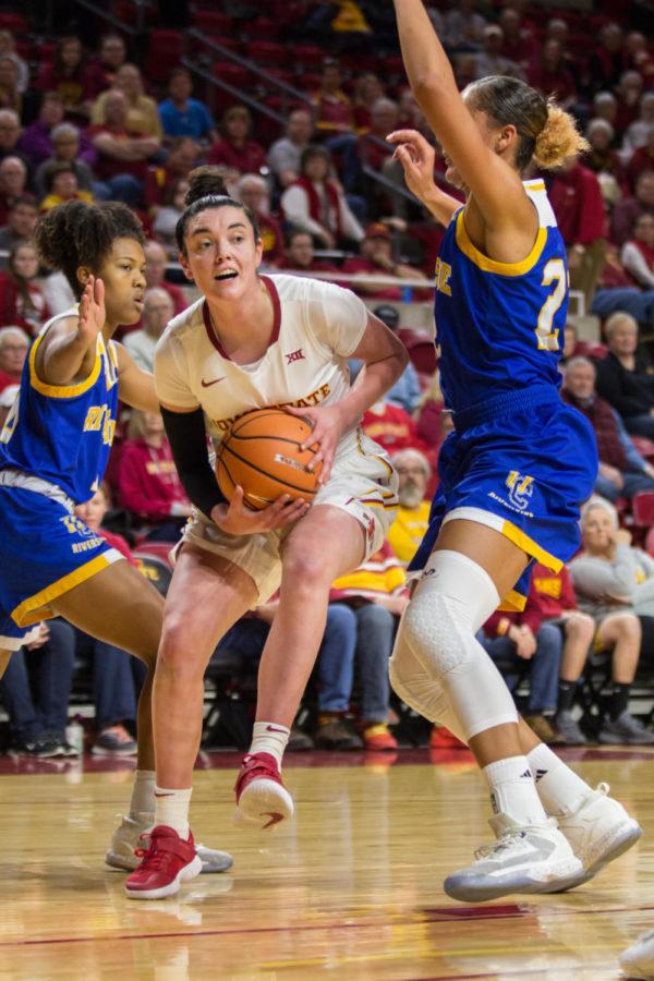 Senior+Guard+Emily+Durr+drives+breaks+thought+two+players+during+the+Iowa+State+Vs+UC+Riverside+basketball+game+Dec+17.+The+Cyclones+Defeated+Riverside+89-66