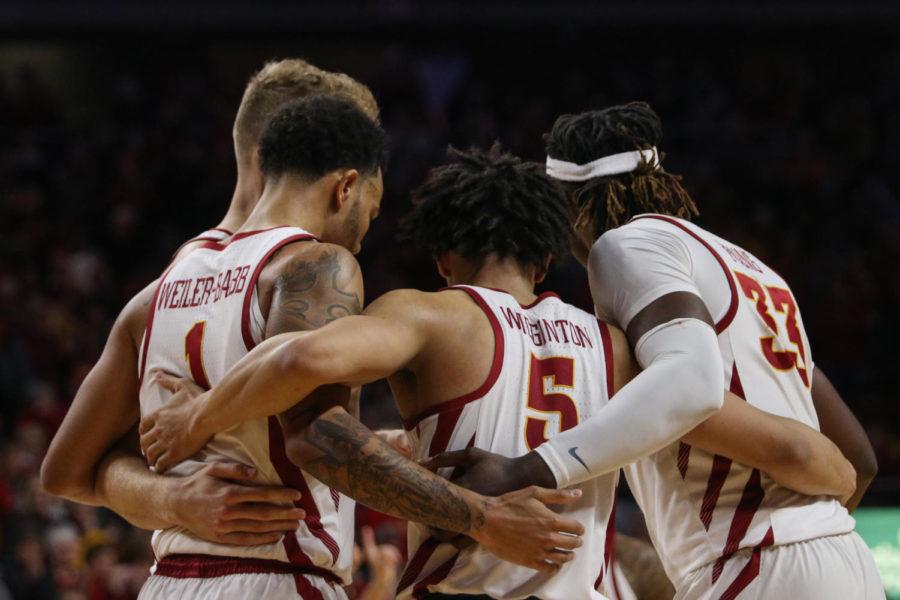Iowa+State+mens+basketball+players+huddle+during+the+final+seconds+of+their+75-65+win+over+Baylor+on+Jan.+13%2C+2018.