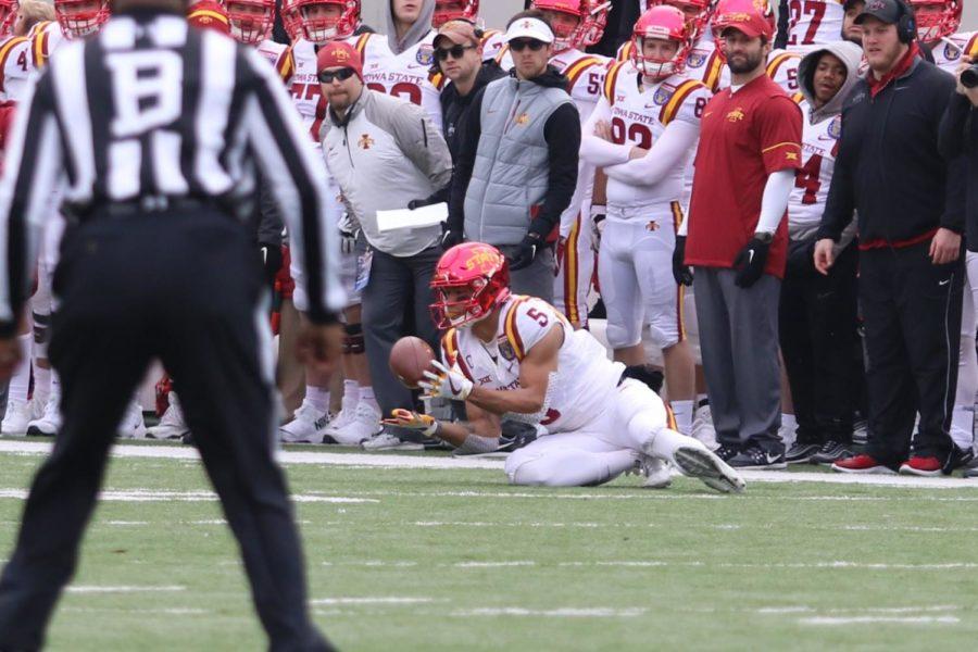 Allen Lazard makes a diving catch for a first down during the first quarter of the AutoZone Liberty Bowl in Memphis.