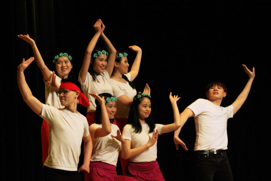 Students+Loo+Yee+Wong%2C+Sydney+Teh%2C+Edward+Chooi%2C+Tee+Chon+Yew%2C+Hui+Yee+Tan%2C+Kei+Lee+Wong+and+Jane+Yee+Kong+perform+a+traditional+dance+at+the+Malaysian+Culture+Festival+in+the+Memorial+Union+on+Sunday+night.