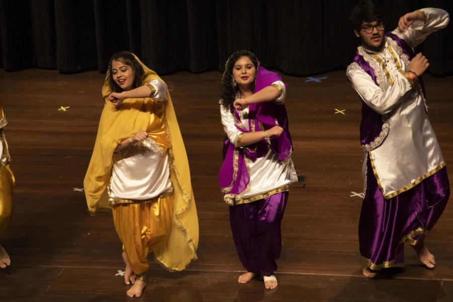 ISU+Bhangra+performs+as+a+part+of+African+Night+on+April+7+at+the+Ames+Auditorium.+African+Night+is+held+annually+by+the+African+Students+Association+and+features+cultural+dances%2C+a+play%2C+poetry+and+more.