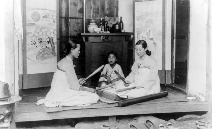 Korean_women-ironing_with_sticks-1910s.jpg