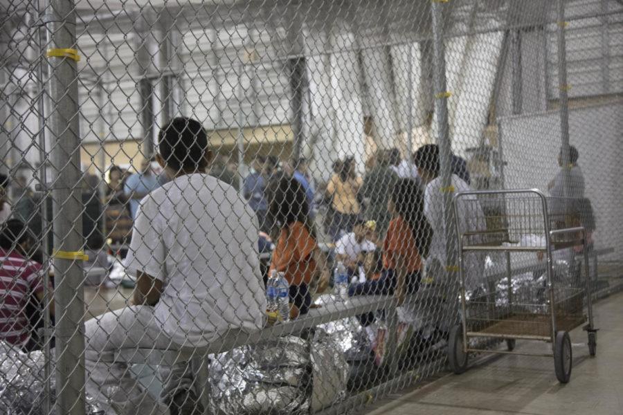 Children+and+parents+sit+in+a+cage+at+the+Central+Processing+Center+in+McAllen%2C+Texas%2C+on+June+17%2C+2018+before+being+separated.