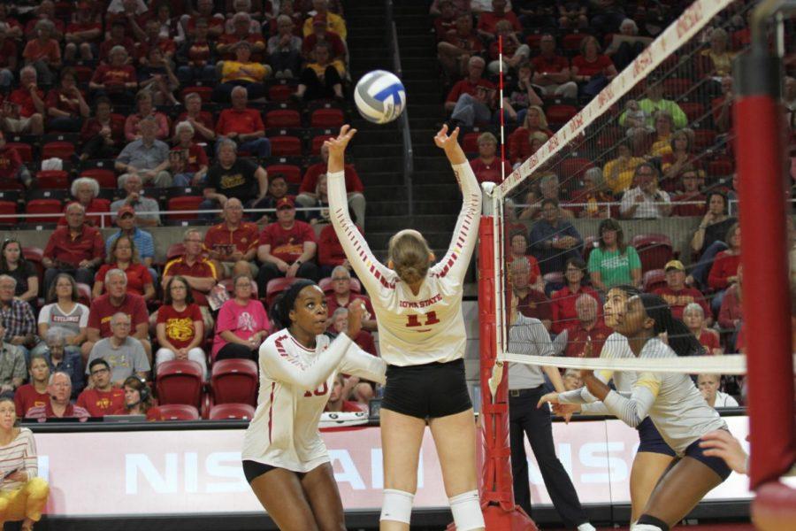 Piper+Mauck+sets+the+ball%C2%A0during+a+match+against+Kent+State+on+Aug.+25+in+Hilton+Coliseum.+Cyclones+went+on+to+sweep+Kent+State+3-0+in+their+first+match+of+the+season.%C2%A0