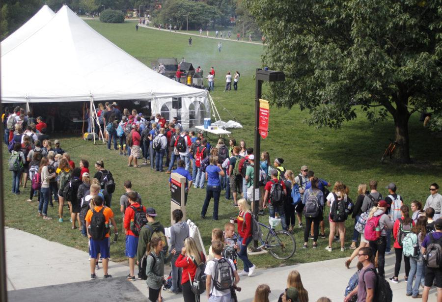 Students gather in front of Curtiss Hall on Oct. 4 for a free lunch provided by the College of Agriculture and Life Sciences Student Council. The lunch was one of many events hosted from Oct. 1 to Oct. 8, 2018, for CALS Week. 