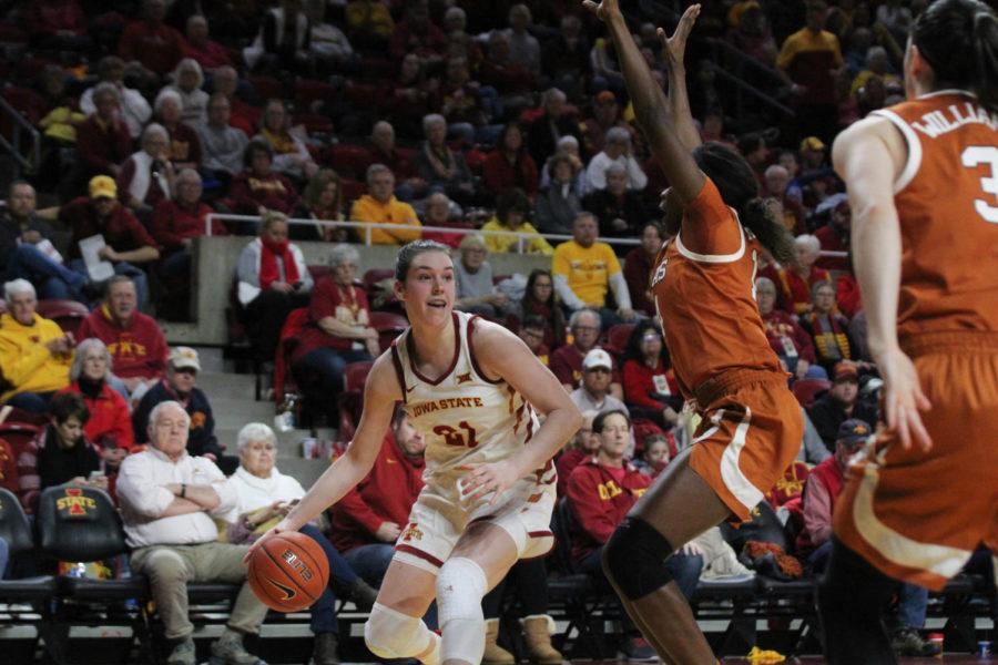 Bridget+Carleton+looks+to+pass+the+ball+at+the+game+against+Texas+on+Jan.+12.%C2%A0The+Cyclones+lost+to+the+Longhorns+62-64.