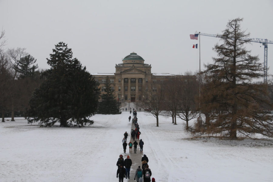 Students walk between Curtiss and Beardshear halls in the snow on Jan. 11, 2018.