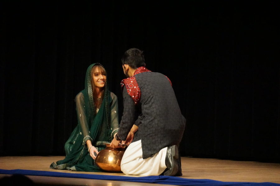 During the beginning of their performance, the Pakistan Student Association put of a fashion show of the different types of clothing that represent the different provinces during the Global Gala on March 23rd. This was followed by a short performance of Sohni Mahiwal.