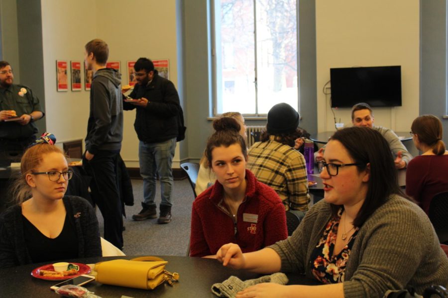 Vice presidential candidate Analese Hauber speaks with students at Student Governments Candidate Open House Tuesday.