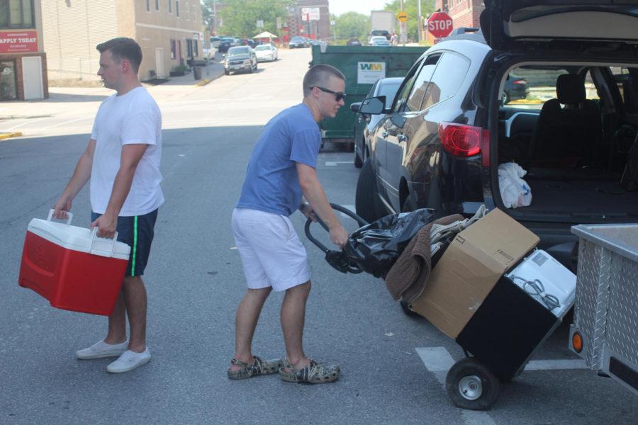 Jake Spitz (left) and Spencer Mauk (right) realize that their dolly has a flat tire during move-in day. 
