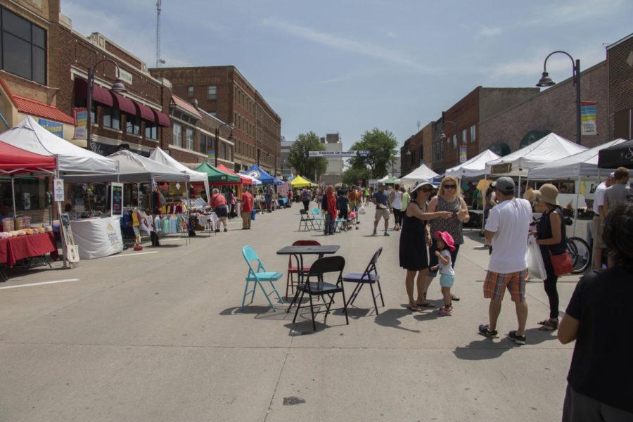 Vendors+line+Main+Street+in+downtown+Ames+on+June+30+as+a+part+of+the+farmers+market.