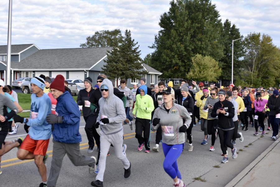 On+a+chilly+Sunday+morning%2C+attendees+of+Alpha+Omicron+Pi+and+Ames+Area+Running+Club%E2%80%99s+annual+Run+for+the+Roses+race+ran+a+5K+through+Ames.