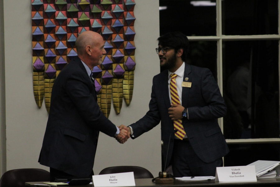 Vice President of the student government Shakes hand with Mayor John Haila after adjourning the joint city council and student government meeting on Oct 23. 