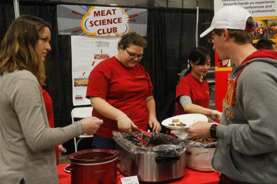 Meat+Science+Club+members+serve+bacon+samples+to+people+at+the+annual+Bacon+Expo%C2%A0on+Oct.+6%2C+2018%2C+at%C2%A0Hansen+Agriculture+Student+Learning+Center.+Many+food+vendors+and%C2%A0restaurants+attended+the+expo+hoping+to+claim+the+Peoples+Choice+Award+for+best+bacon.