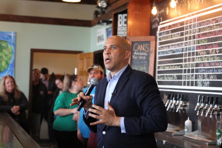 Sen.+Cory+Booker+speaks+to+potential+Iowa+caucusgoers+Nov.+10+at+Torrent+Brewing+Company+in+Ames.+The+then-presidential+candidate+discussed+his+plan+to+empower+small+towns+and+rural+communities.