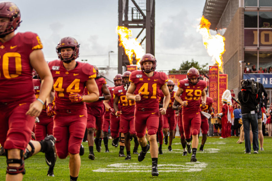 %2341+Rushing+the+field+in+the+middle+of+the+pack%C2%A0during+the+Iowa+vs.+Iowa+State+football+game+on+Sept.+14.