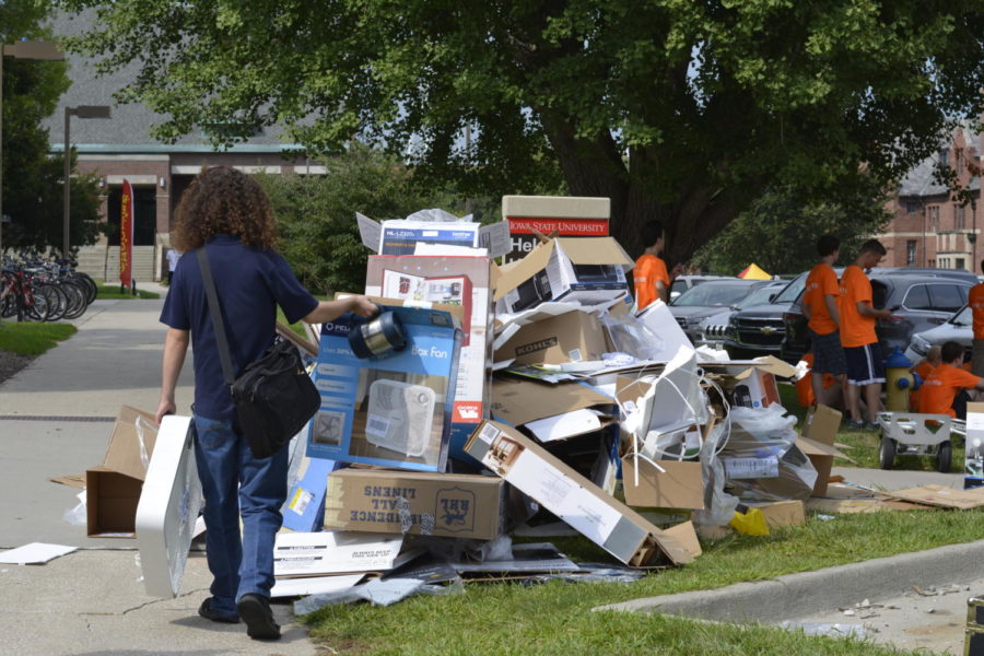 A+student+adds+his+waste+to+a+growing+pile+of+trash+outside+Helser+Hall+on+Aug.+15%2C+2018%2C+as+freshmen+move+into+their+dorms+at+Iowa+State+University.