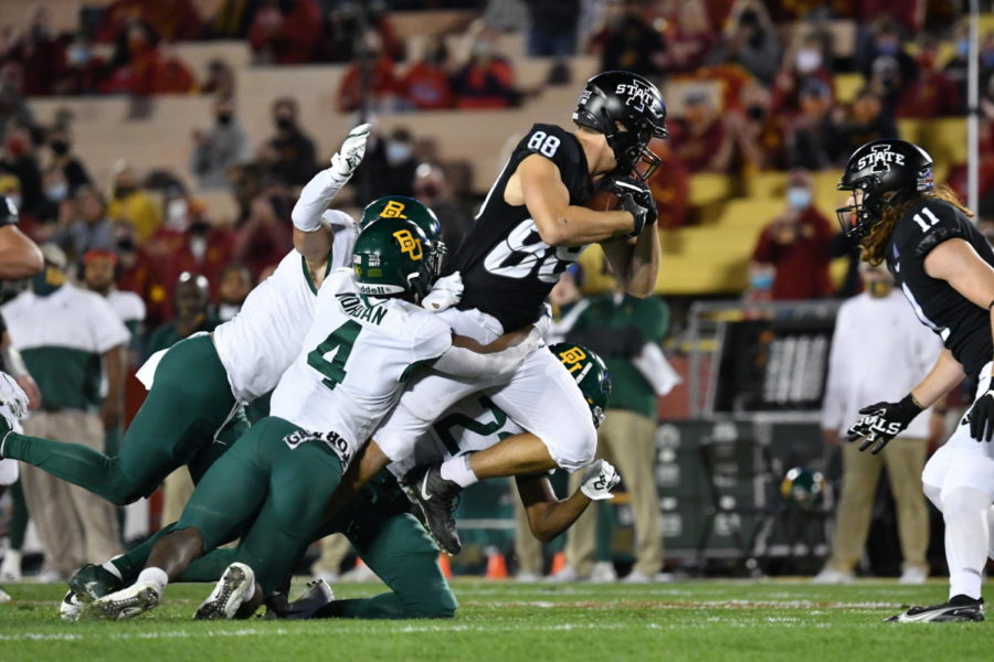 Iowa+State+tight+end+Charlie+Kolar+tries+to+break+tackles+against+Baylor+on+Nov.+7%2C+2020+in+Ames.%C2%A0
