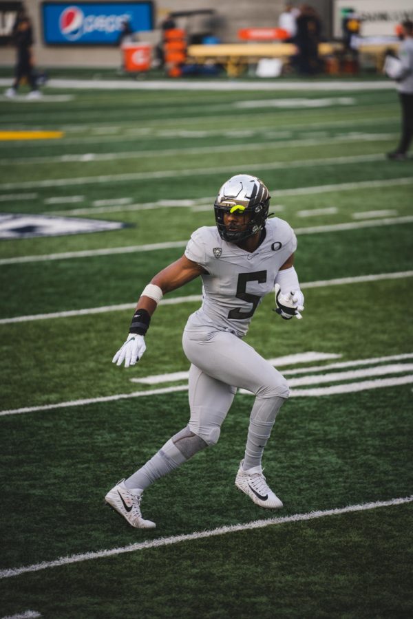 Oregon Ducks defensive end Kayvon Thibodeaux warms up before Oregon takes on the California Golden Bears on Dec. 5 at California Memorial Stadium in Berkeley, California.