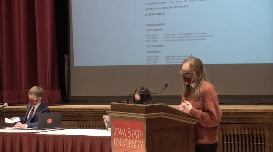 Iowa State Daily Editor-in-Chief Sage Smith speaks to the Senate on Jan. 27.