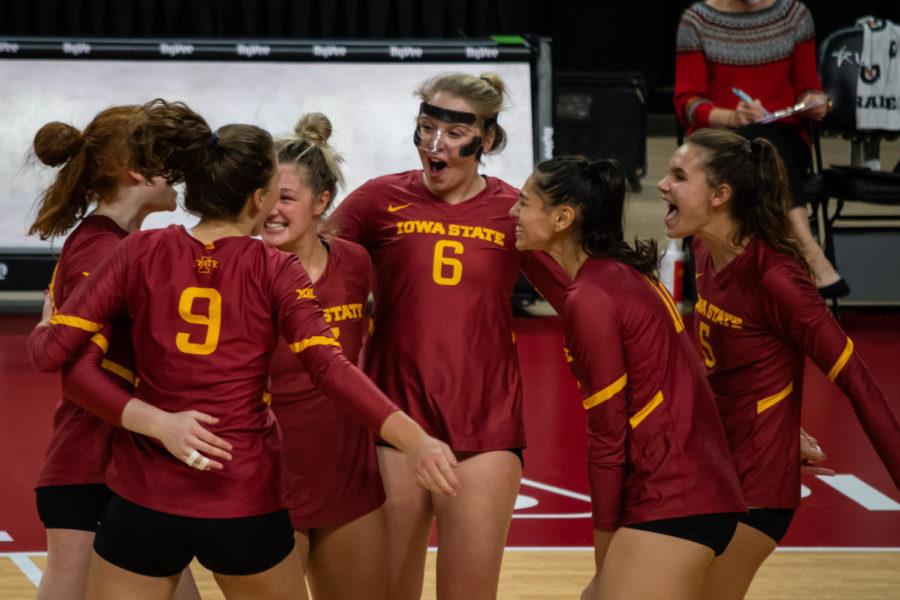 Iowa State volleyball celebrates as a team against the No.2 Baylor Bears on Oct. 24, 2020.